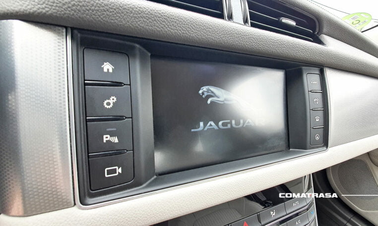 pantalla central Jaguar XF Prestige