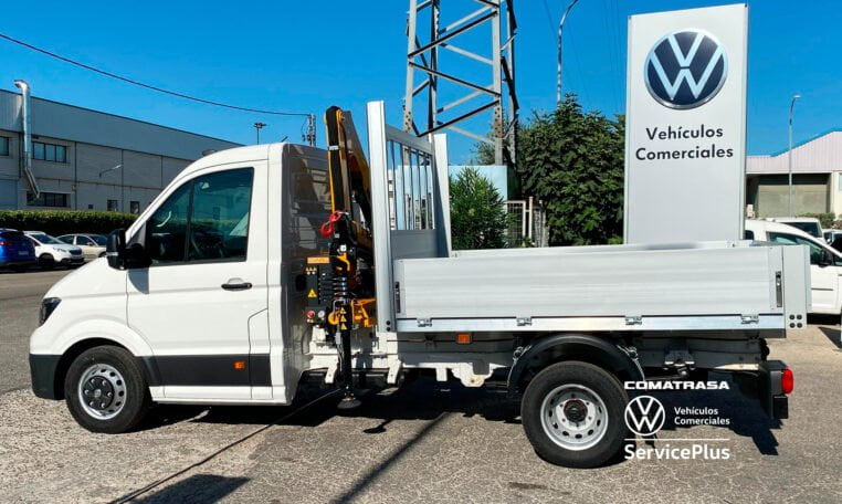 lateral Volkswagen Crafter 35 chasis caja abierta con grúa